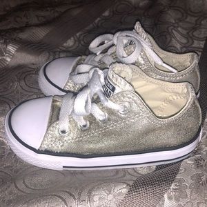 Girls (toddler) gold converse size 8c